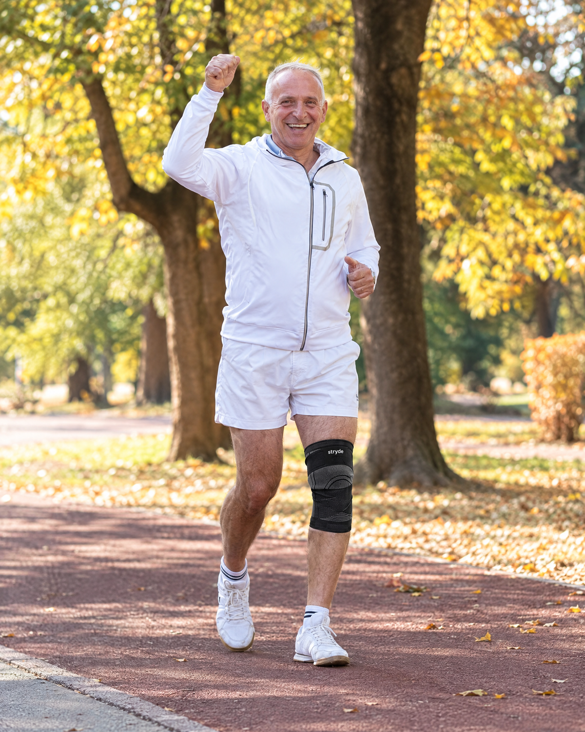 Mand på gåtur med Stryde Knee Sleeve